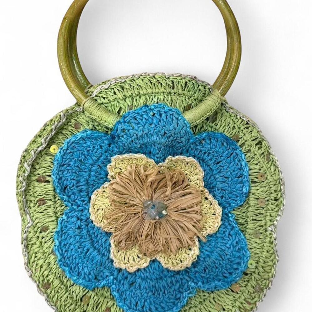 Green woven straw flowe bag with magnetic closure and top handle